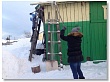 Уватские волонтеры убрали снег с крыши дома ветерана